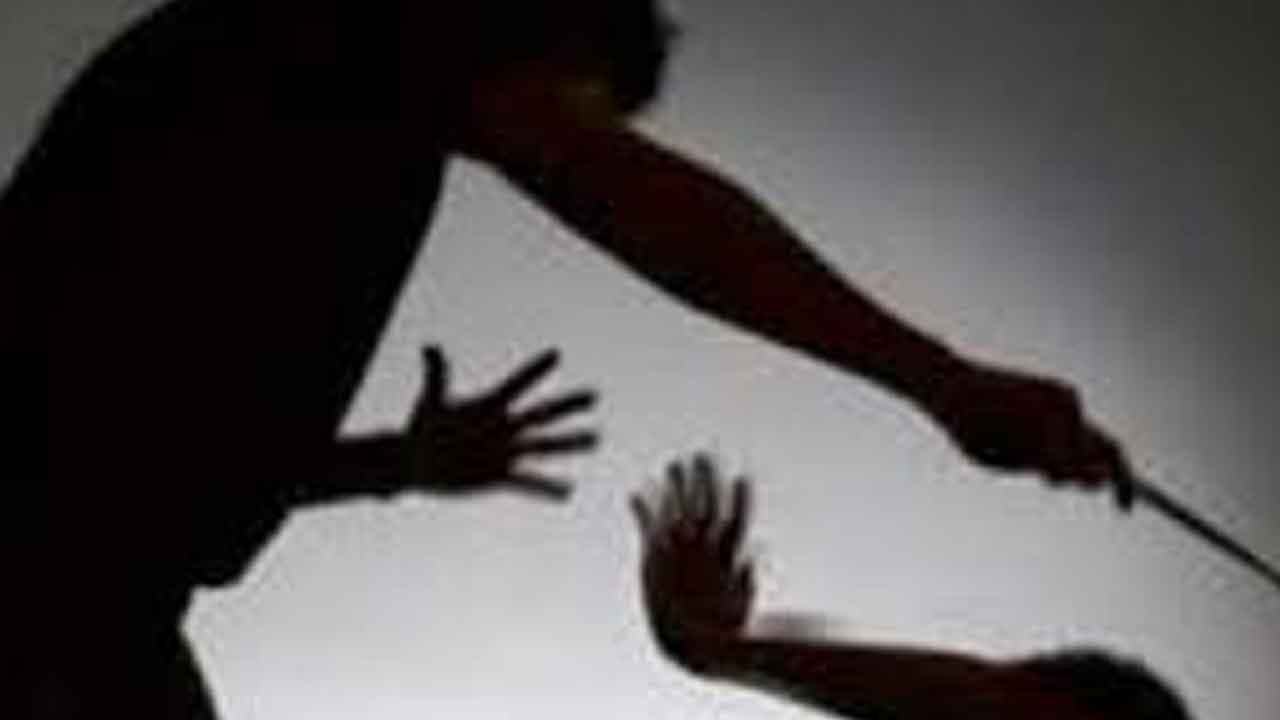 మహిళా లెక్చరర్‌పై భర్త హత్యాయత్నం.. పరిస్థితి ఆందోళనకరం