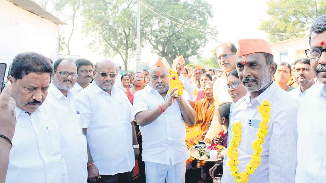 అంకిత భావంతో పనిచేయాలి