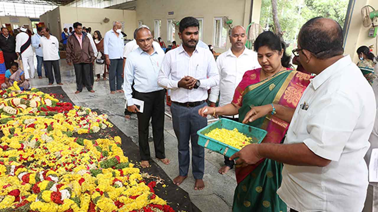ఫీడ్ మిక్సింగ్, నెయ్యి తయారీ ప్లాంట్ల నిర్మాణం పనుల్లో వేగం పెంచాలి : టీటీడీ జేఈవో
