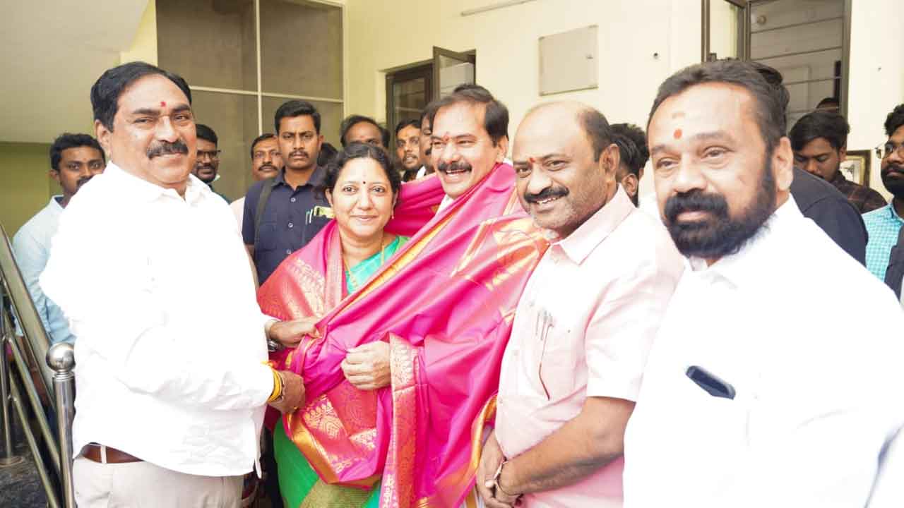 చీఫ్ విప్నకు జన్మదిన శుభాకాంక్షలు తెలిపిన మంత్రి ఎర్రబెల్లి
