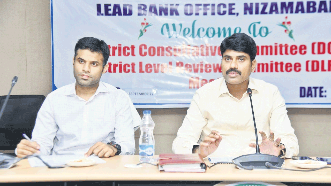 పంట రుణాల పంపిణీలో ఉదాసీనత వీడాలి