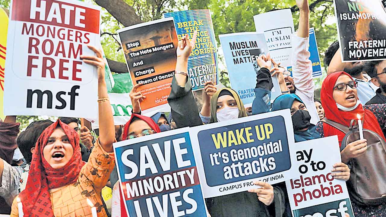 విద్వేషమే ప్రచారాస్త్రమా?