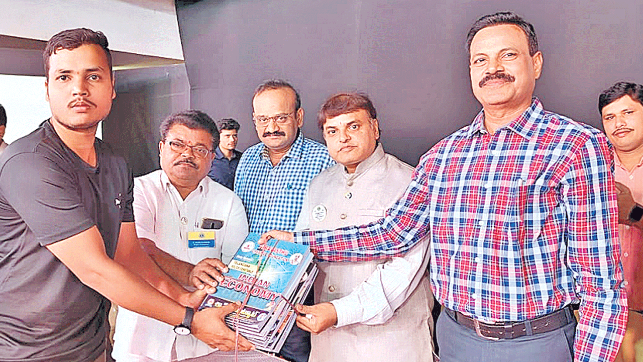 ఉద్యోగం సాధించడమే లక్ష్యం కావాలి