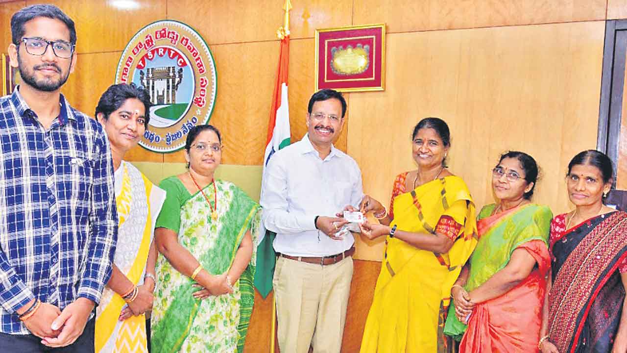 పోలీస్‌ అమరుల కుటుంబాలకు ఏసీ బస్సుల్లోనూ అనుమతి