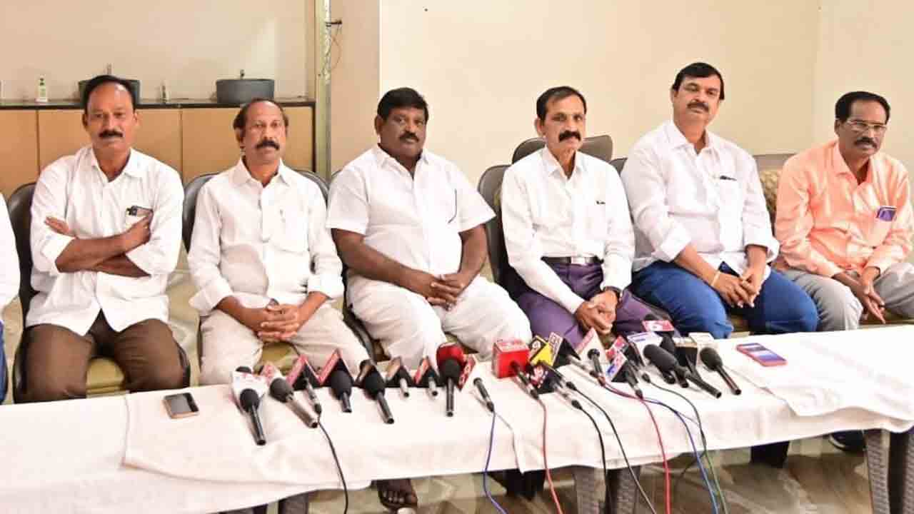 రాజకీయ కక్షతోనే ఐటీ, ఈడీ దాడులు