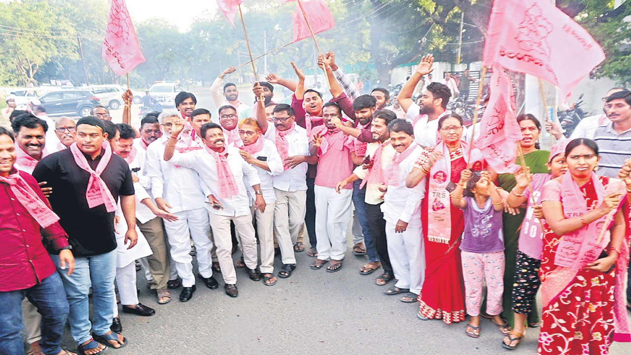 మునుగోడులో గులాబీ గెలుపుతో ఉమ్మడి జిల్లావ్యాప్తంగా సంబురాలు