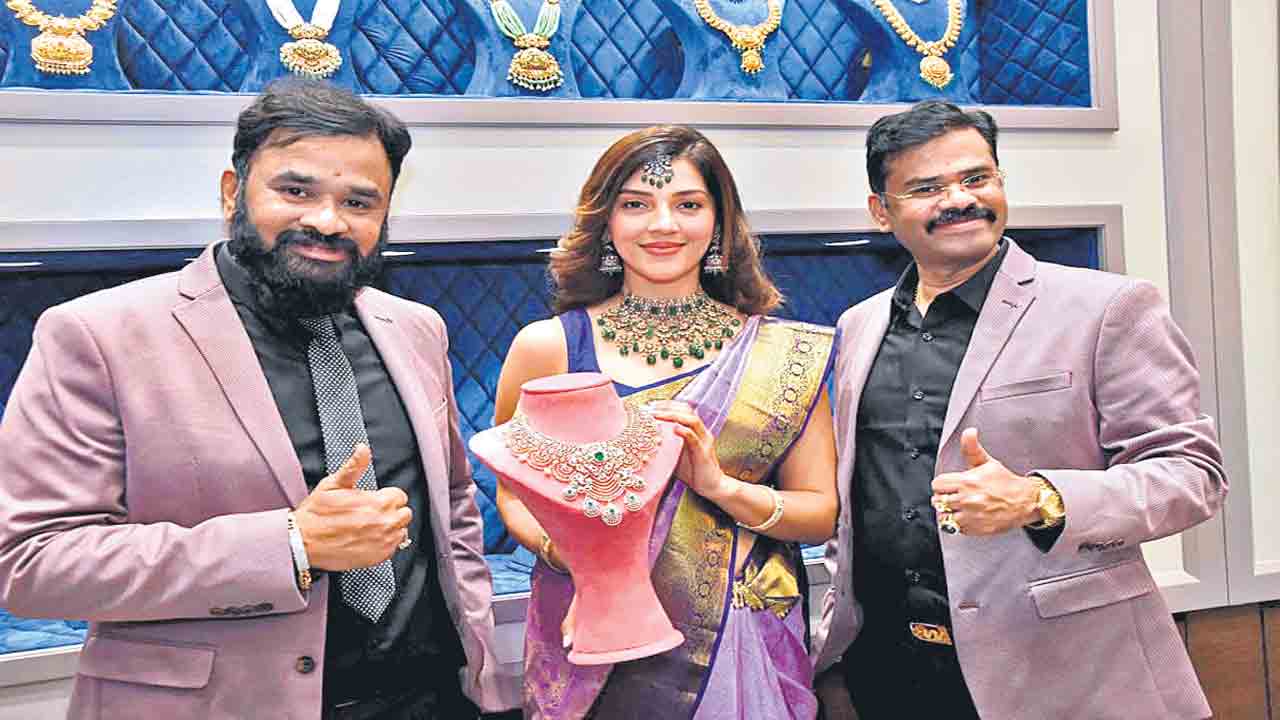 మానేపల్లి జ్యువెలర్స్‌ షో రూం ప్రారంభించిన మెహ్రీన్‌ కౌర్‌