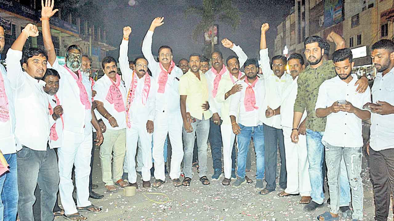 విజయోత్సవంలో టీఆర్‌ఎస్‌ శ్రేణులు