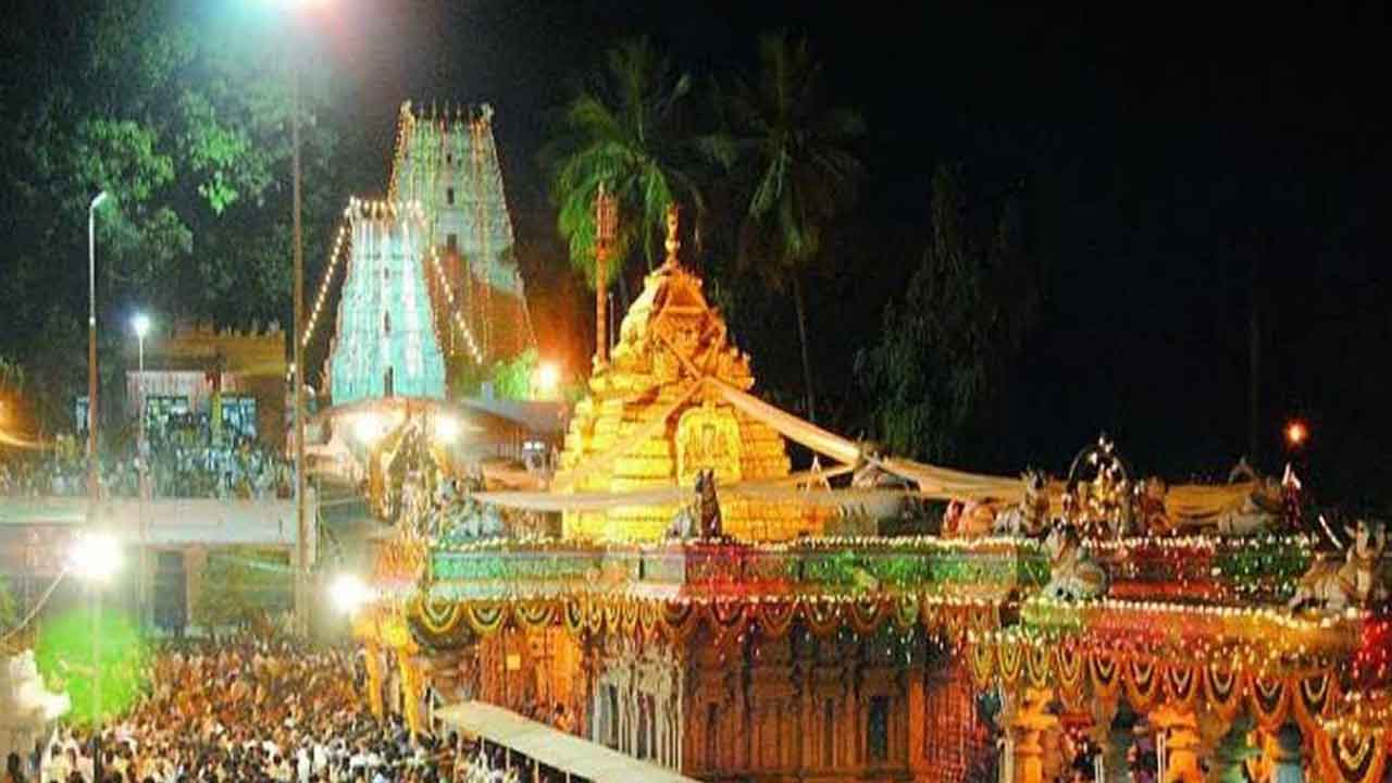 శ్రీశైలం క్షేత్రానికి పోటెత్తిన భక్తులు