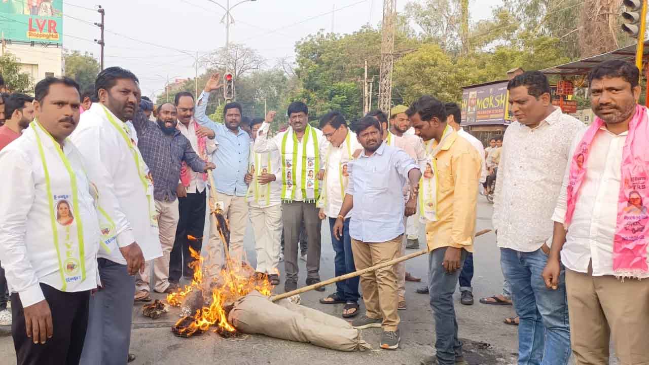 ఎమ్మెల్సీ కవితపై వ్యాఖ్యలకు నిరసనగా ఎంపీ అరవింద్‌ దిష్టిబొమ్మ దహనం