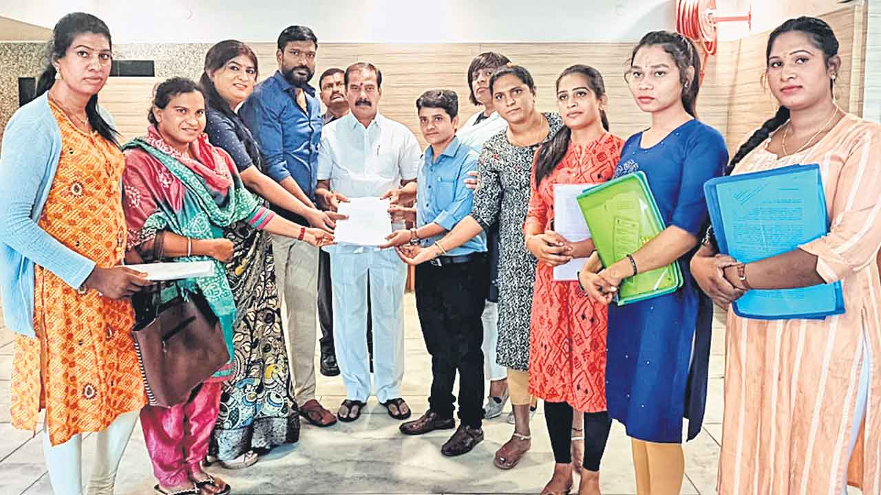 ఉద్యోగాల్లో రిజర్వేషన్లు కల్పించండి