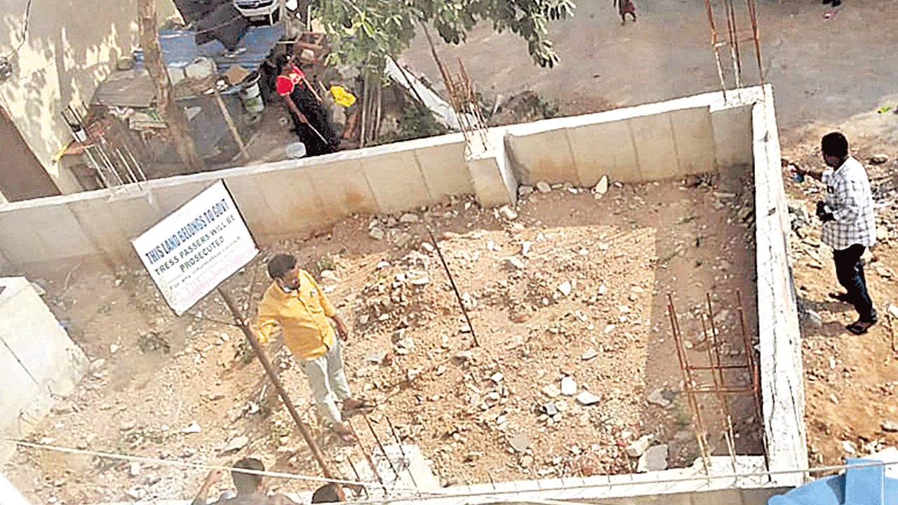 కమ్యూనిటీహాల్‌ స్థలంలో ప్రభుత్వ హెచ్చరిక బోర్డు ఏర్పాటు