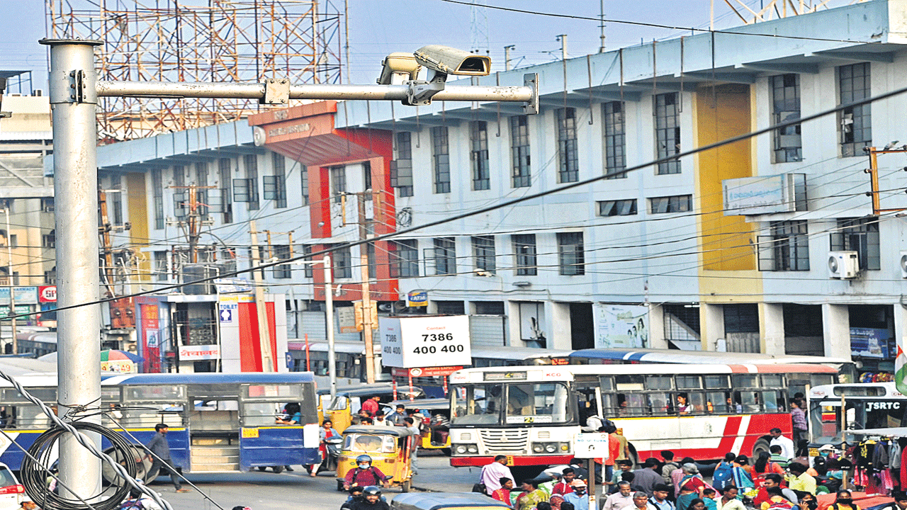 ఫుట్‌పాత్‌ల ఆక్రమణ..