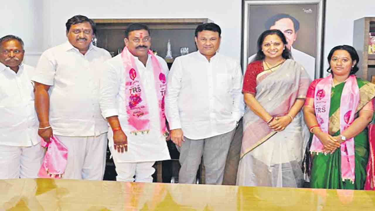 బీజేపీ కార్పొరేటర్ల టీఆర్‌ఎస్‌ బాట