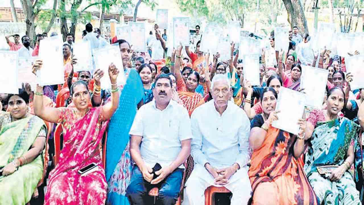 కేసీఆర్‌ చొరవతోనే ఇండ్ల స్థలాలకు పట్టాలు