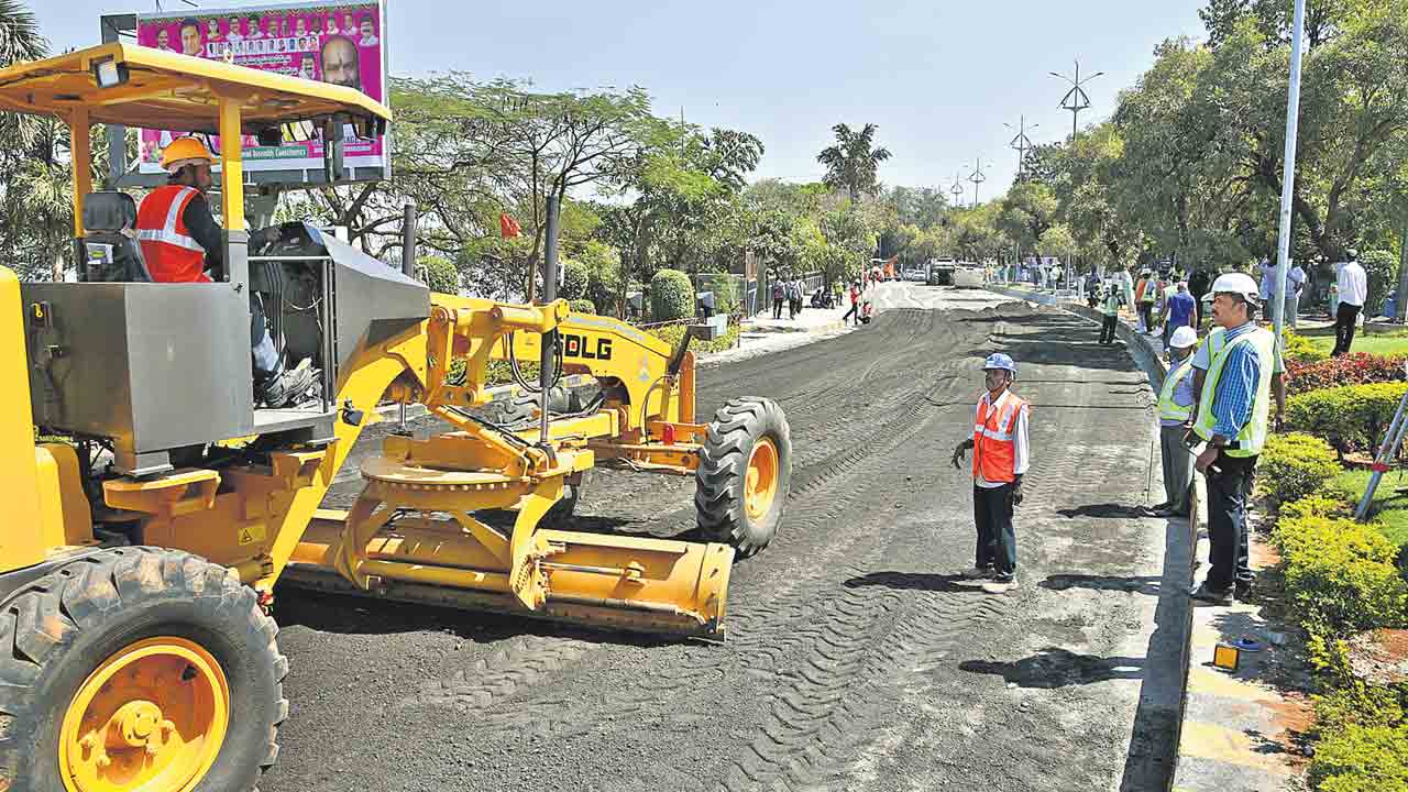 557.19 కోట్లతో 2,126 చోట్ల రోడ్ల మరమ్మతులు