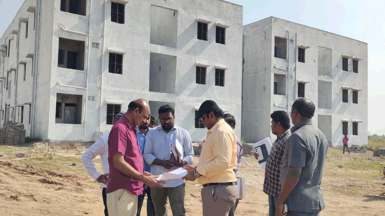 ‘డబుల్‌ బెడ్రూం’ పనుల పరిశీలన