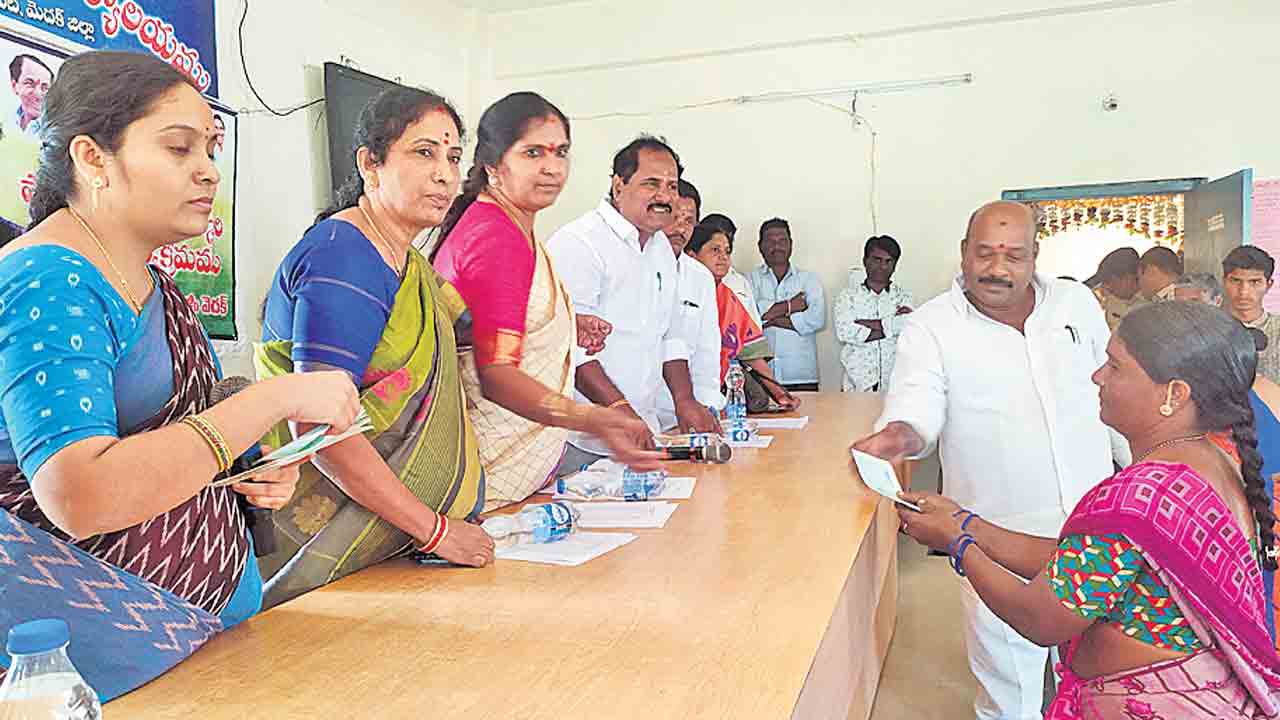 ఆడబిడ్డకు సీఎం కేసీఆర్‌ కానుక