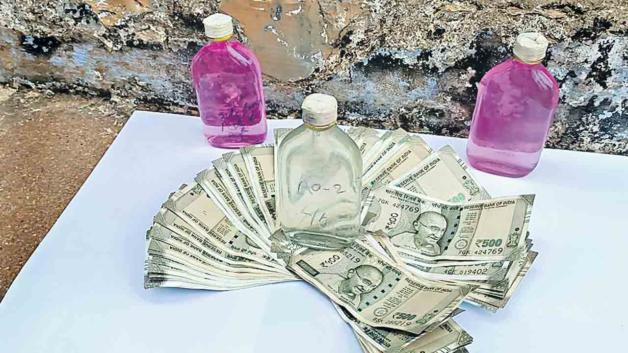 ఏసీబీకి చిక్కిన ఎంఈవో, ఎమ్మార్సీ