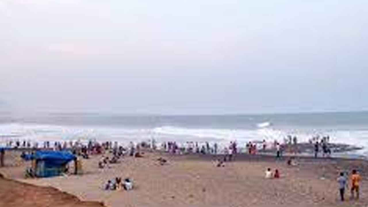 విశాఖ భీమిలి బీచ్‌లో ఇద్దరు విద్యార్థులు గల్లంతు