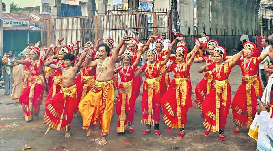 14 కిలోమీటర్లు నాట్యం చేస్తూ.. అరుణాచలేశ్వరుడికి గిరిప్రదక్షిణ