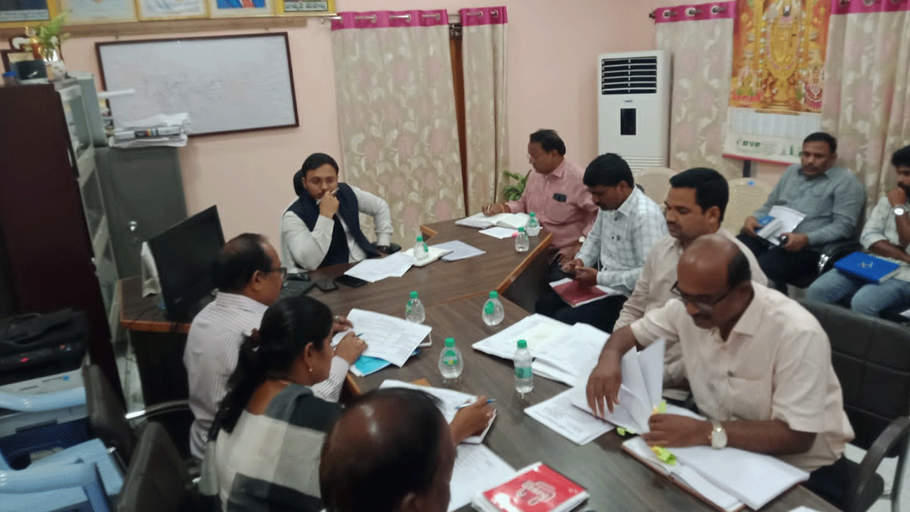 అభివృద్ధి పనులపై దృష్టి పెట్టాలి