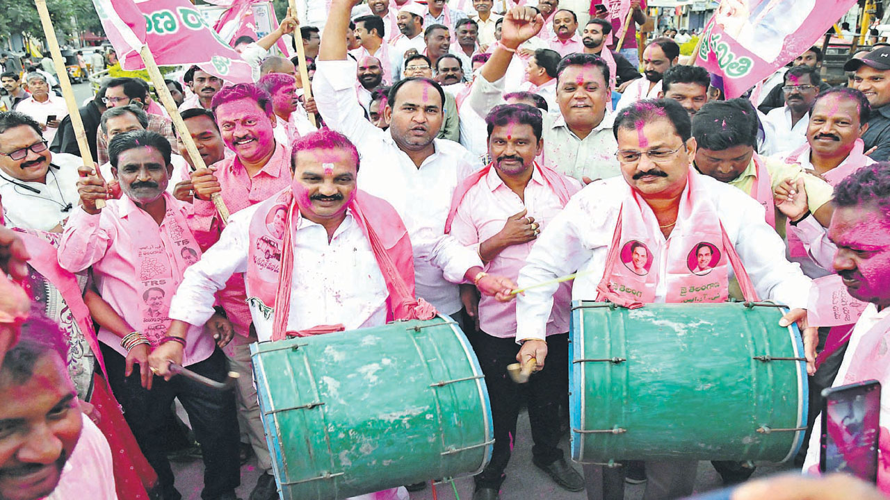 మునుగోడు గెలుపుతో అంబరాన్నటిన సంబురం
