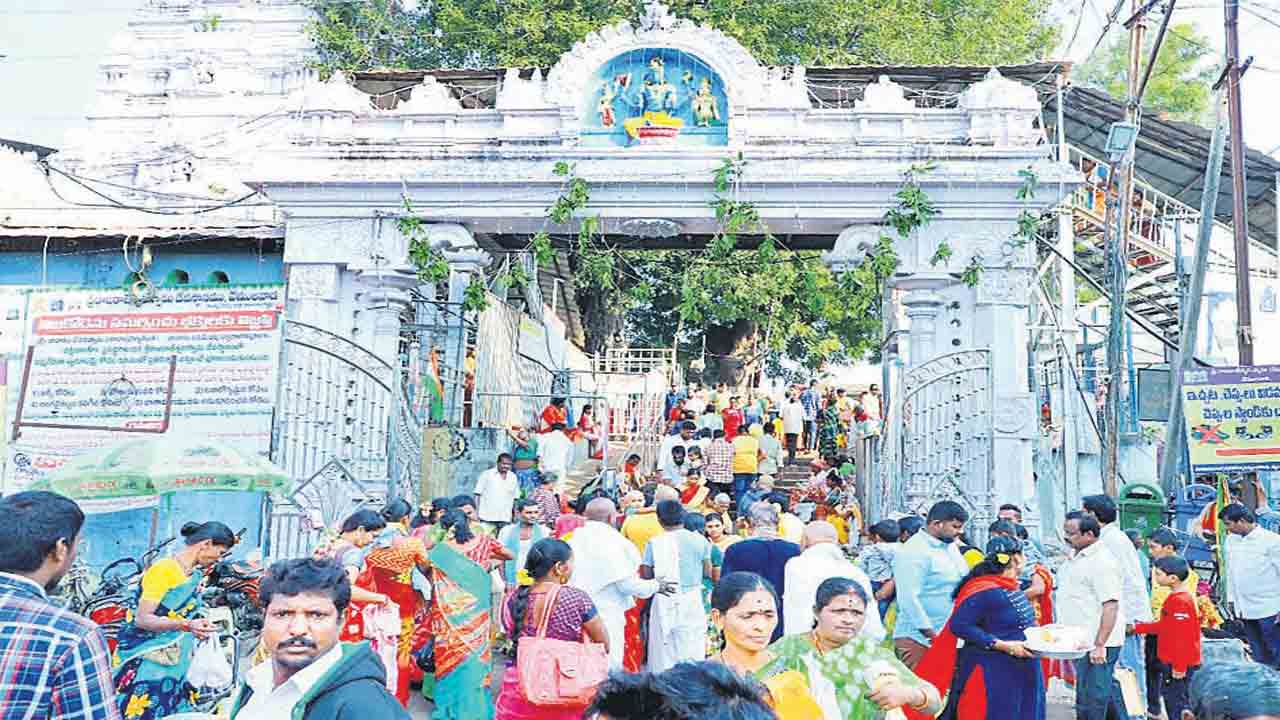 ఎములాడ.. భక్తజన’వాడ