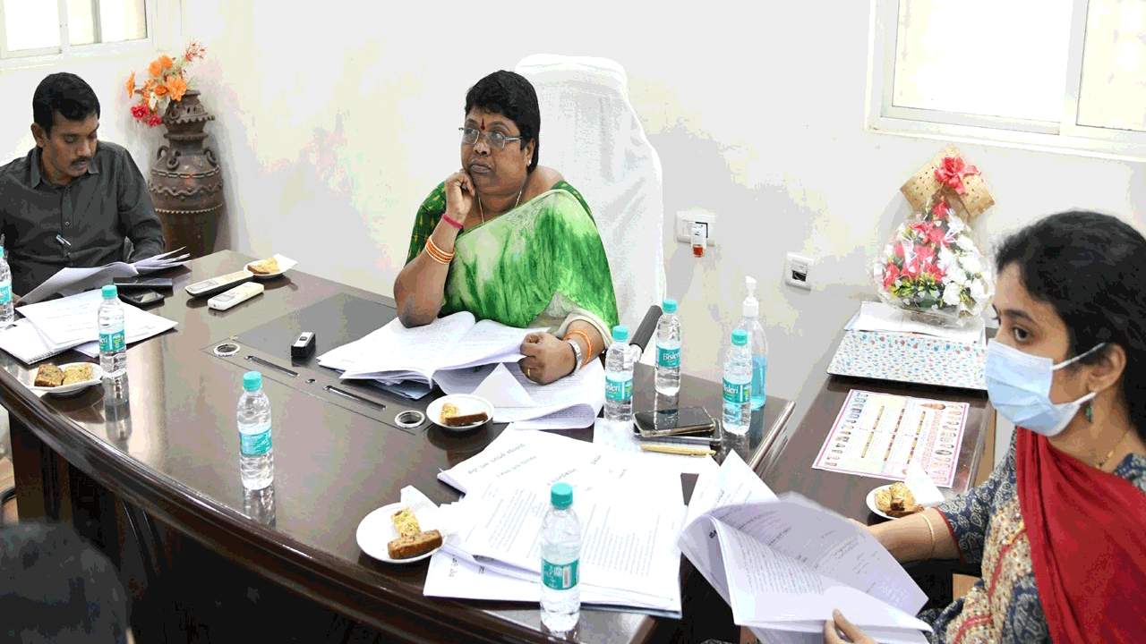 వాళ్లెందుకు రాలేదు.. మీరెందుకు వచ్చారు..