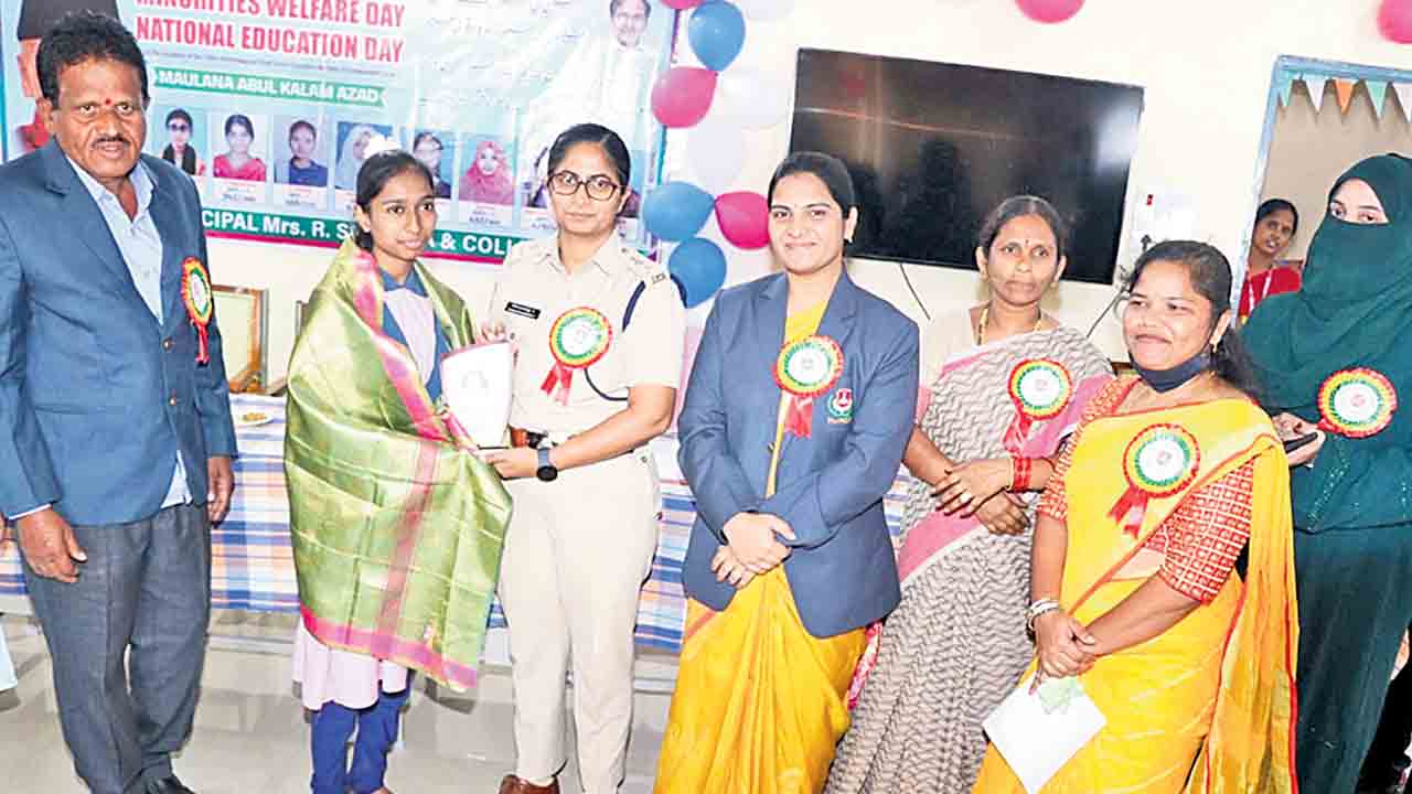 అబుల్‌ కలాం ఆజాద్‌ను ఆదర్శంగా తీసుకోవాలి