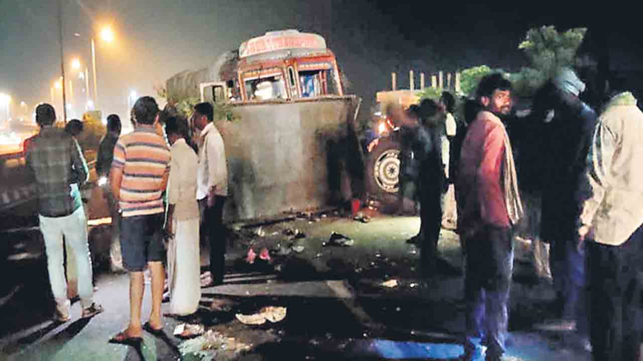 ట్రాక్టర్‌ను ఢీకొట్టిన లారీ.. ఐదుగురు దుర్మరణం