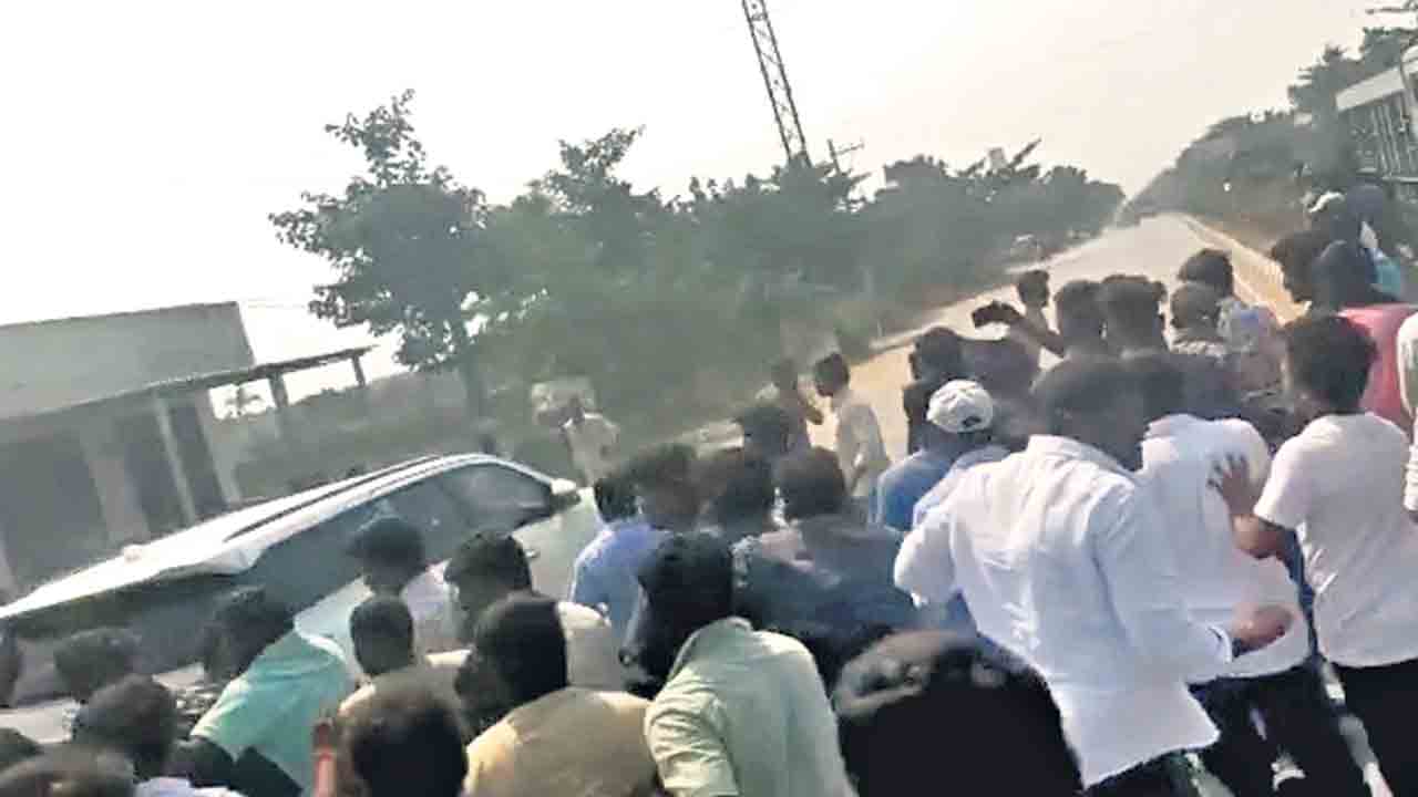 ఎమ్మెల్యే రసమయి వాహనంపై దాడి