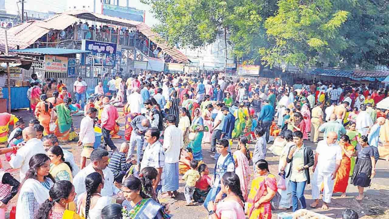 పోటెత్తిన ఎములాడ