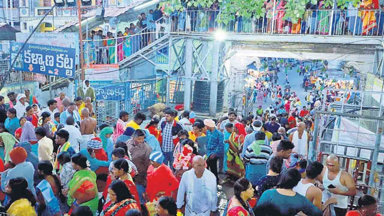 అరలక్షకు పైగా.. భక్తులతో పోటెత్తిన రాజన్న ఆలయం