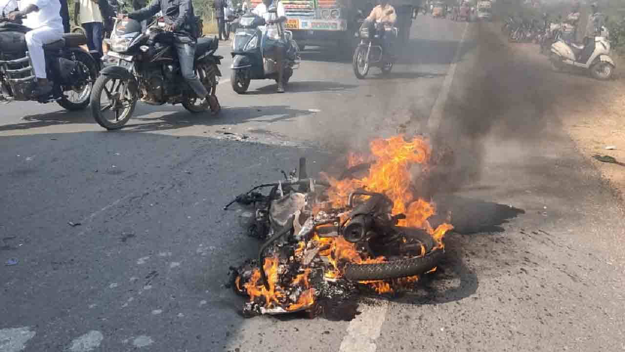 బైక్‌ను ఢీకొన్న డీసీఎం