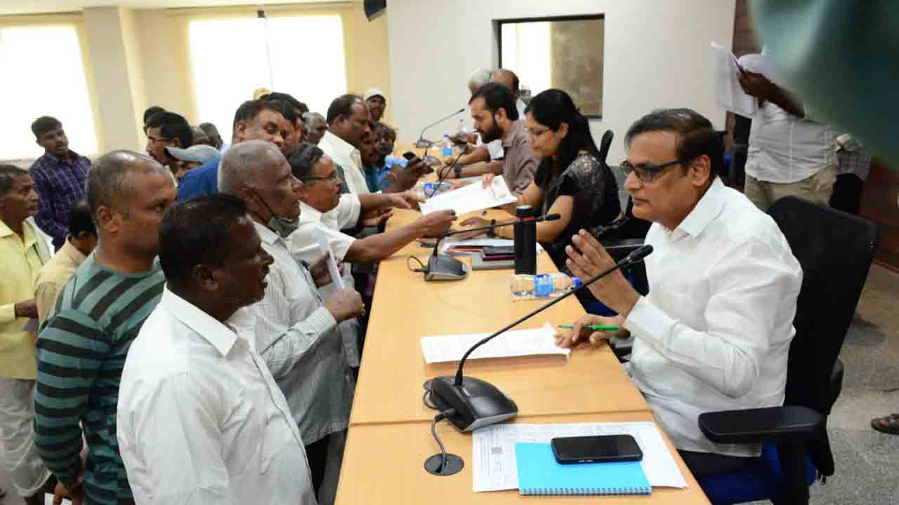 ప్రజల సమస్యలను వెంటనే పరిష్కరించాలి