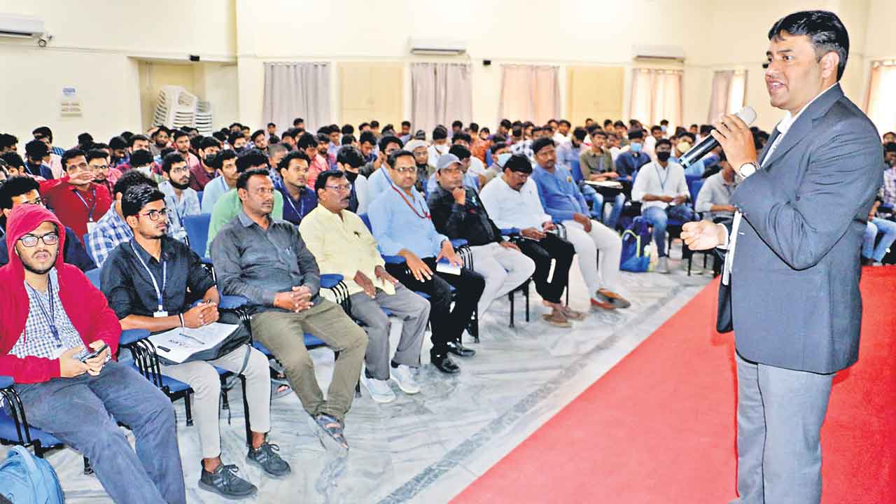 సరైన గైడెన్స్తో విదేశీవిద్య సులువు