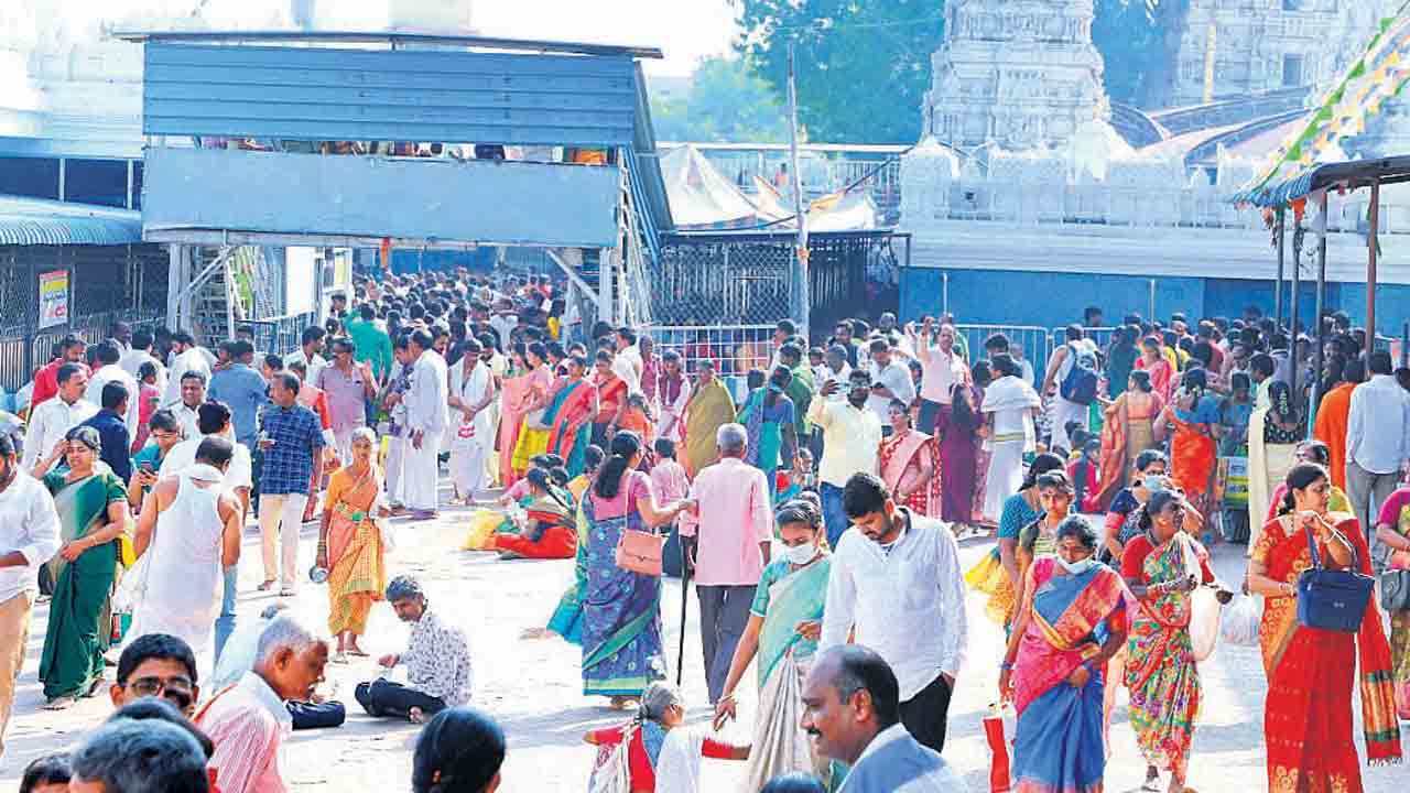 పోటెత్తిన ఎములాడ