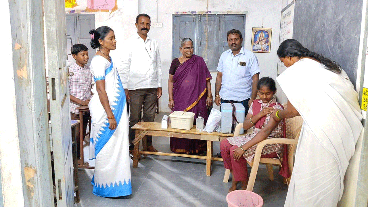 అర్హులందరికీ వ్యాక్సిన్‌ వేయాలి