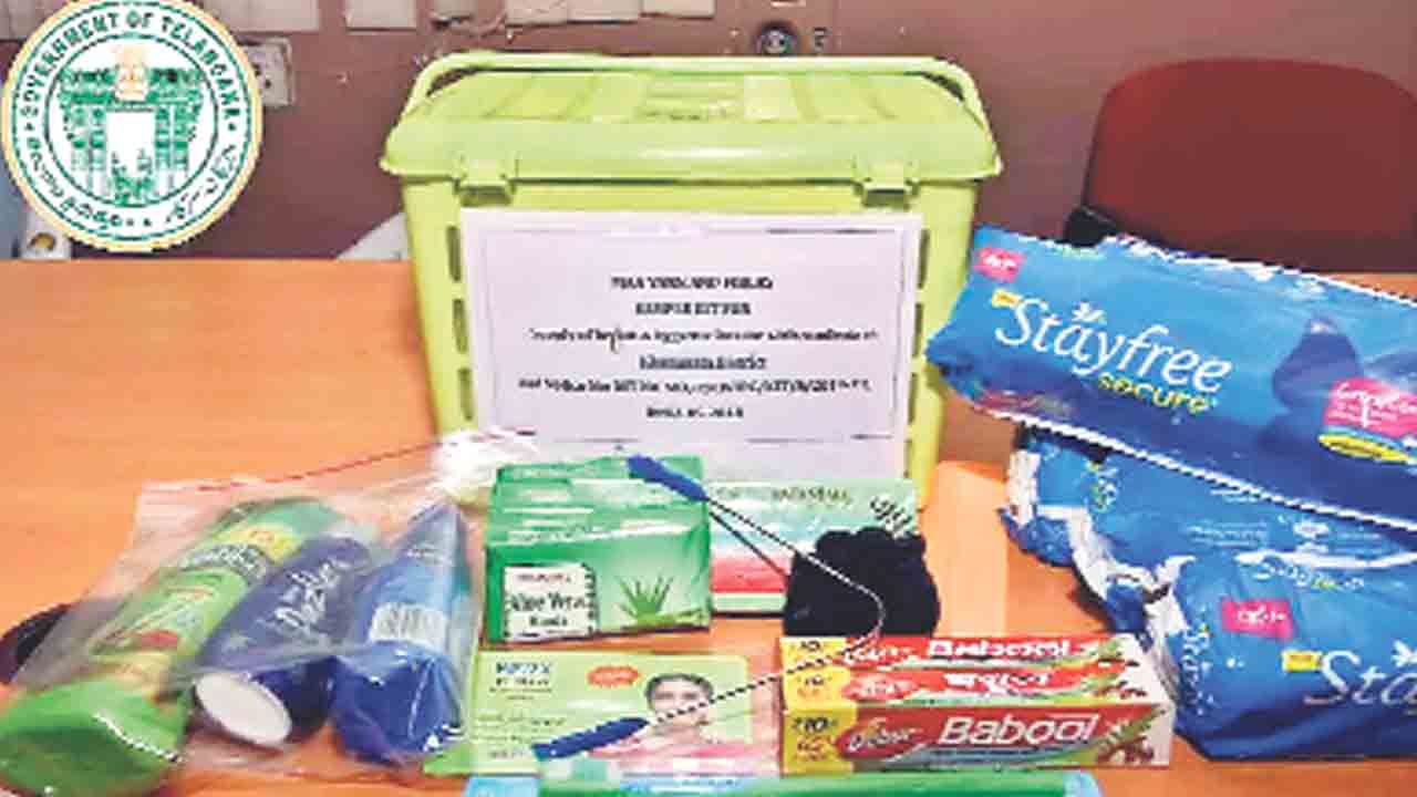 విద్యార్థినులకు హైజెనిక్‌ కిట్లు