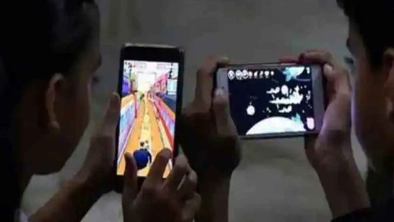 18 ఏండ్లలోపు వారికి మొబైల్ ఫోన్ నిషేధం!