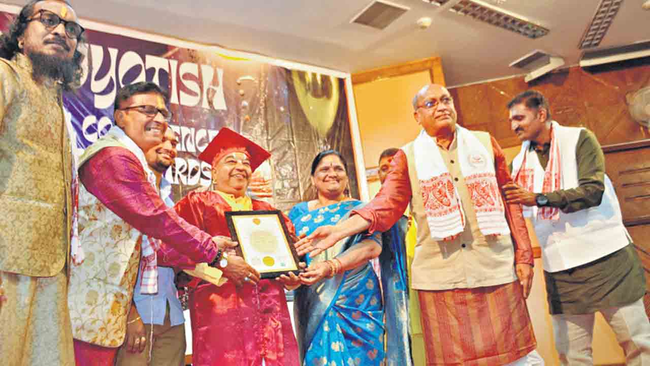 గుట్ట ప్రధానార్చకుడికి గౌరవ డాక్టరేట్‌