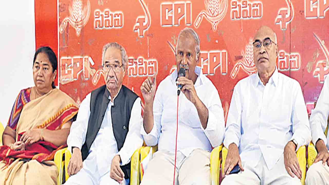 కేంద్రం పంజరంలో చిలుక సీబీఐ