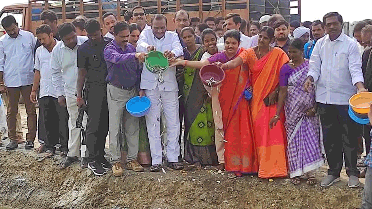 ముఖ్యమంత్రి కేసీఆర్‌ కృషితోనే..మత్స్యకారుల ఆర్థికాభివృద్ధి