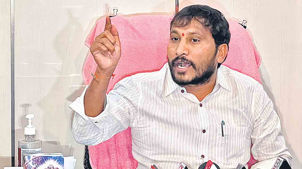 గొర్రెల పంపిణీ ఆపించి నాటకాలా?