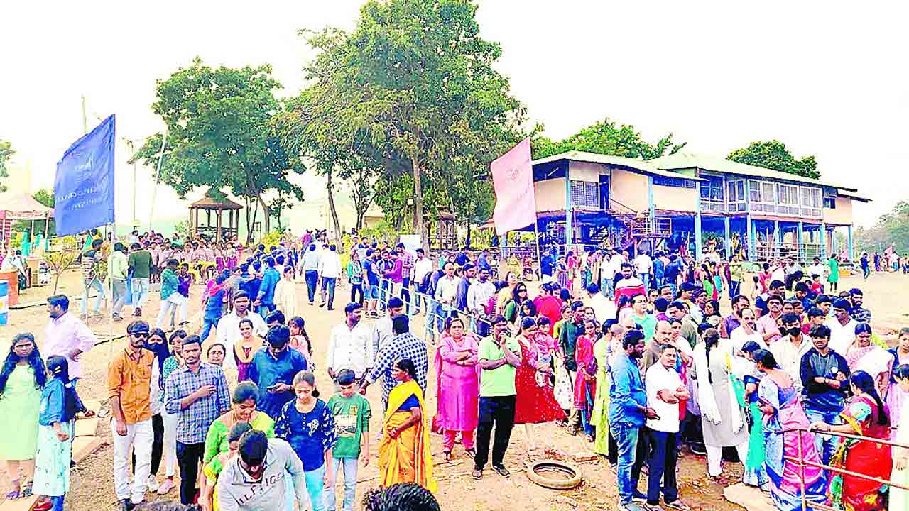 పకృతి అందాలతో లక్నవరం పర్యాటకుల పరవశం