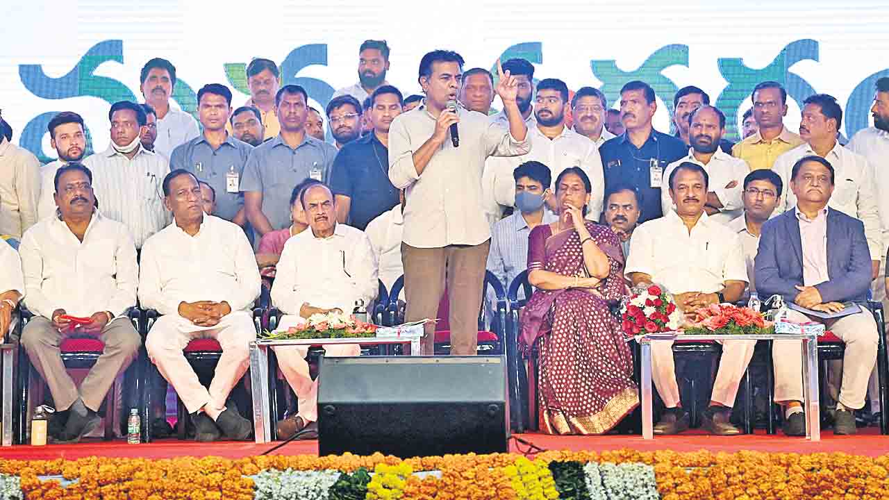 ఆర్నెళ్లలో పట్టాలు మాట ఇచ్చాం హామీ నెరవేర్చాం