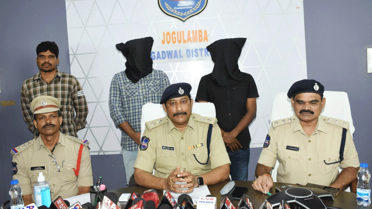 వెలుగులోకి బ్లాక్‌మెయిల్‌ రాక్షస క్రీడలు