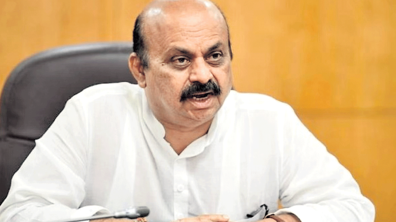 కర్ణాటకలో స్కూళ్లకు కాషాయ రంగు