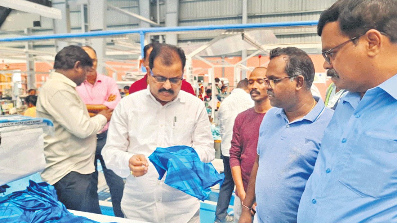 కేటీఆర్‌ చొరవతోనే అప్పారెల్‌ పార్కులో పెట్టుబడులు